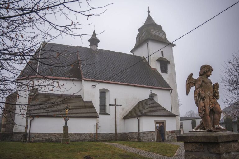 Zázrak v kostele, který skončil vraždou. Jak vyšetřovatel StB Mácha uštval nevinného kněze Toufara