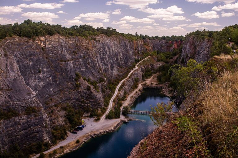 Úder do starého zvonu přináší zkázu. Podzemí lomu Amerika dodnes ukrývá temný mýtus o ztraceném vojákovi