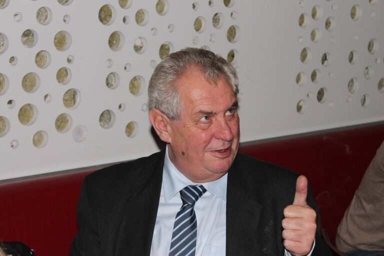 Zvedl ČSSD ze dna, aby ji později zničil. Před 33 lety začala éra Miloše Zemana