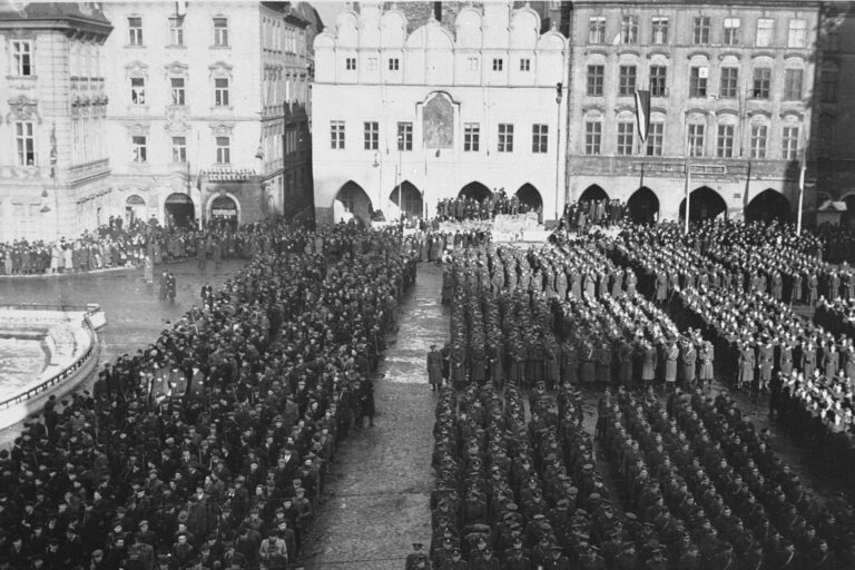 Mýtus o nevinné oběti. Komunisty k moci vynesla podpora milionů Čechů, kteří v únoru 1948 nadšeně tleskali