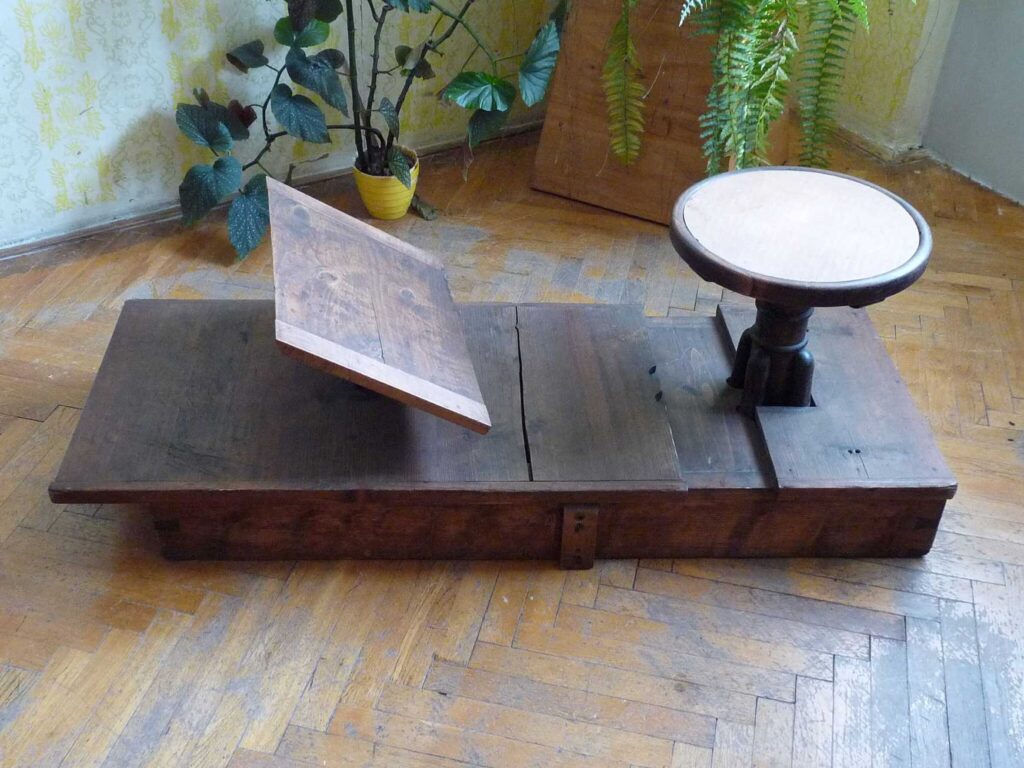 Školní lavice Františka Filipa, FOTO: <a href="https://commons.wikimedia.org/wiki/File:%C5%A0koln%C3%AD_lavice_bezruk%C3%A9ho_Frant%C3%ADka.JPG">Orlicko</a>, <a href="https://creativecommons.org/licenses/by-sa/4.0">CC BY-SA 4.0</a>, via Wikimedia Commons