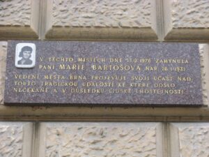 Pamětní deska Marie Bartošové, FOTO: Jarda 75, CC BY-SA 3.0, via Wikimedia Commons