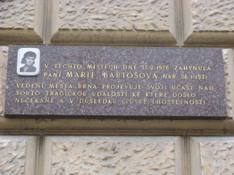 Padesát let od tragédie v Brně: Květinářka chtěla zachránit muže, pohltila ji zem