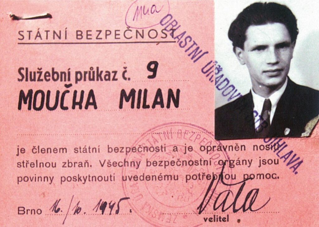 Služební průkaz Milana Moučky, FOTO: <a href="https://commons.wikimedia.org/wiki/File:StB_bumazka.jpg">Úřady</a>, Public domain, via Wikimedia Commons
