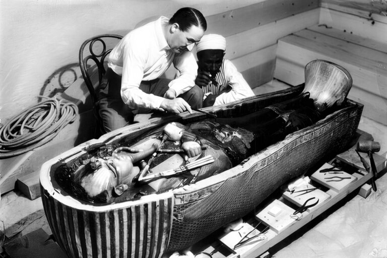 Prokletí faraonů: Otevřel Tutanchamonovu hrobku a zemřel. Lorda Herberta zabilo obyčejné holení