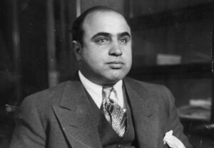 Al Capone (1930), FOTO: Chicago Bureau (Federal Bureau of Investigation) - Wide World Photos., Public domain, via Wikimedia Commons