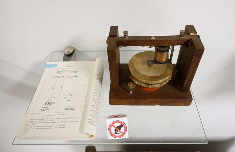 Éra poštovních holubů skončila. Alexander Graham Bell před 150 lety poprvé přenesl lidský hlas