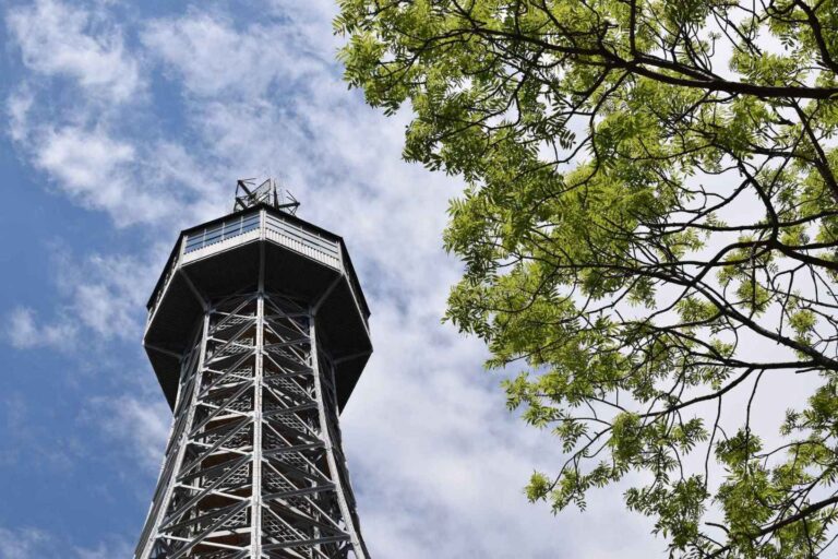 Petřínská rozhledna láká davy turistů od devatenáctého století. Její zrod provázel obrovský spěch a rekordní čas stavby