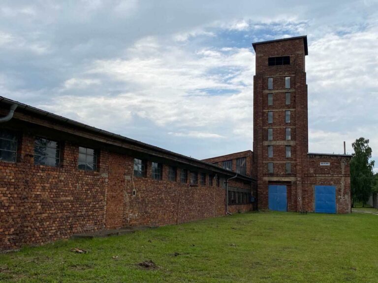 Rudá věž smrti: Političtí vězni drtili radioaktivní uran holýma rukama