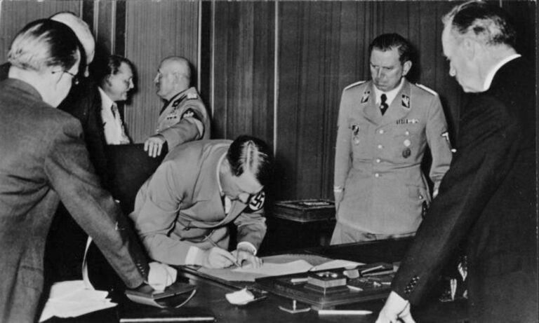 Adolf Hitler chtěl v březnu 1945 zničit celé Německo a nechat miliony Němců zemřít hladem a žízní