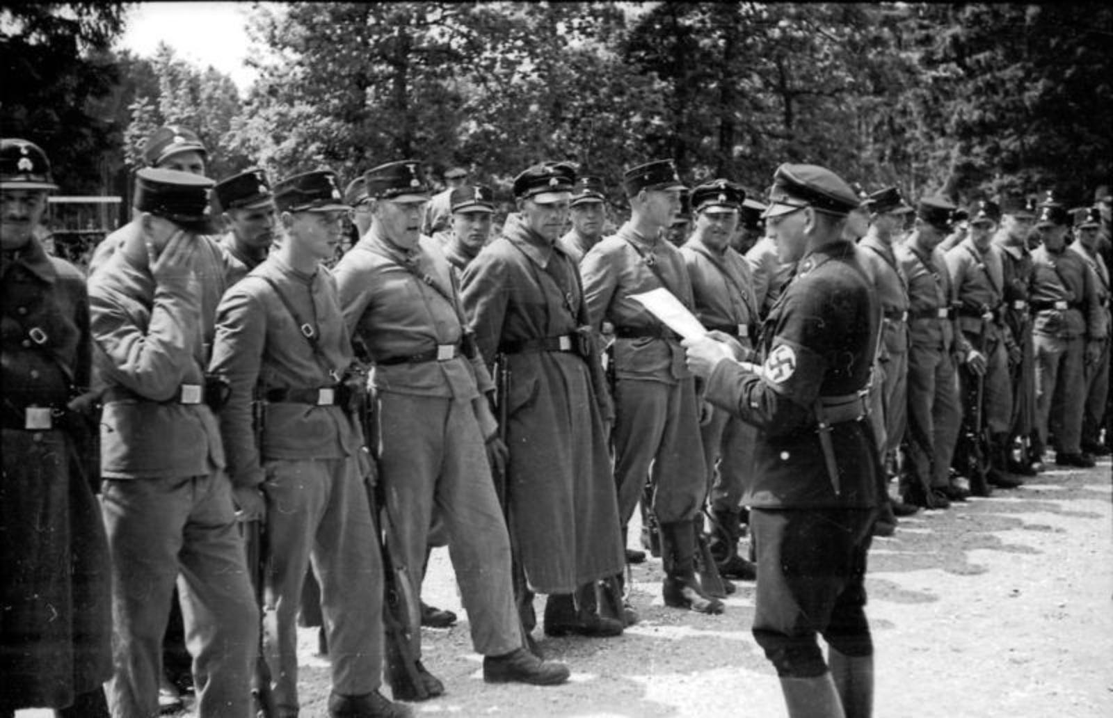 Nově příchozí příslušníci SS v táboře „ochranné vazby“ Dachau 27. května 1933. Fotograf: Friedrich Franz Bauer, FOTO: FOTO: <a href="https://commons.wikimedia.org/wiki/File:Bundesarchiv_Bild_152-01-16,_KZ_Dachau,_SS-Wachmannschaft.jpg">Bundesarchiv, Bild 152-01-16 / Friedrich Franz Bauer / CC-BY-SA 3.0</a>, <a href="https://creativecommons.org/licenses/by-sa/3.0/de/deed.en">CC BY-SA 3.0 DE</a>, via Wikimedia Commons
