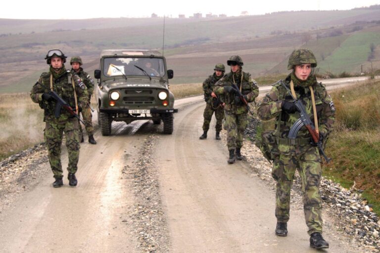 Symbol dospělosti, ale i ztráta času. Před dvaadvaceti lety skončila v Česku povinná vojenská služba