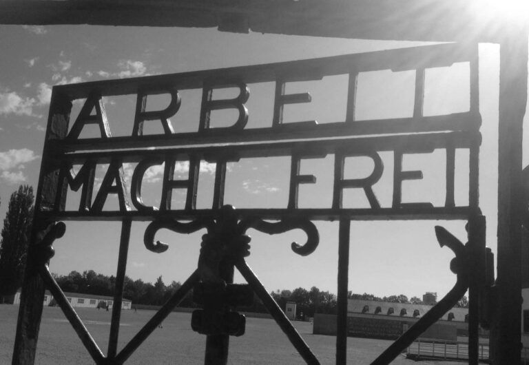 Den, kdy v Německu definitivně skončilo právo. První vězni prošli branou tábora Dachau před 93 lety