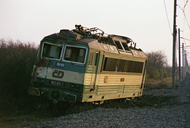 Zpackaný podvod u Vraňan málem skončil tragédií. Vlak se stovkami lidí smetl nastražené auto