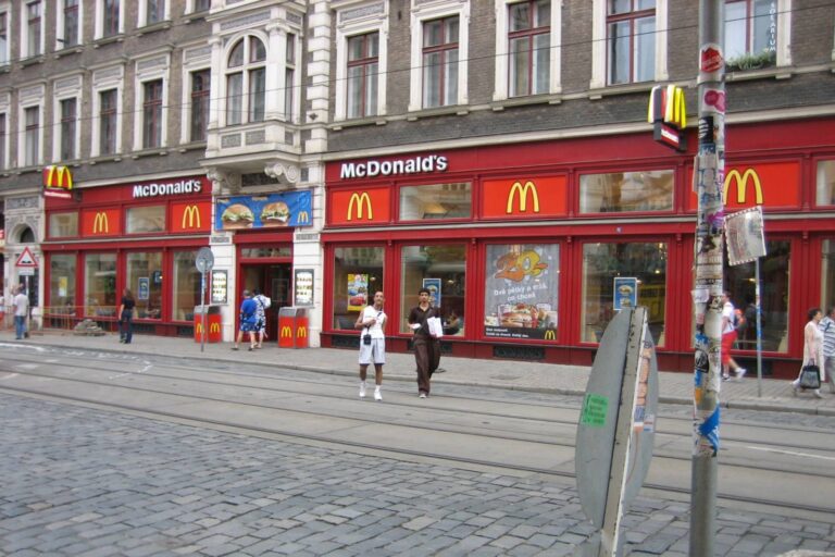 I Bartoška s Abrhámem stáli frontu na Big Mac za 50 korun. V roce 1992 vyvolal první mekáč v Praze šílenství