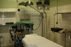 Takto dříve vypadala podzemní část v Thomayerově nemocnici, kde se nacházel protijaderný kryt sloužící jako záložní nemocnice se 70 lůžky, FOTO: Chmee2, CC BY-SA 3.0, via Wikimedia Commons