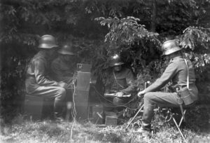 Zákopová radiostanice, ilustrační foto, ZDROJ: Unknown photographerCZ: Autorem této fotografie je neznámá osoba.EN: Author of this photo is unknown person., Public domain, via Wikimedia Commons