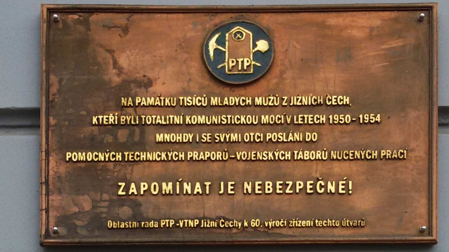 Pamětní deska, FOTO: <a href="https://commons.wikimedia.org/wiki/File:Pam%C4%9Btn%C3%AD_deska_voj%C3%A1k%C5%AFm_PTP_02.jpg">Jana Sekyrová</a>, <a href="https://creativecommons.org/licenses/by-sa/3.0">CC BY-SA 3.0</a>, via Wikimedia Commons
