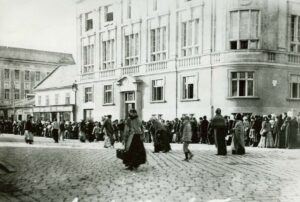 Fronta, FOTO: ZA v Opavě, SOkA Prostějov, Public domain, via Wikimedia Commons