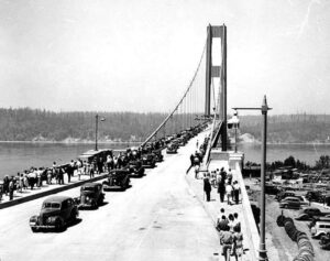 Tacoma Narrows první den v provozu, FOTO: University of Washington Libraries Digital Collections, Public domain, via Wikimedia Commons
