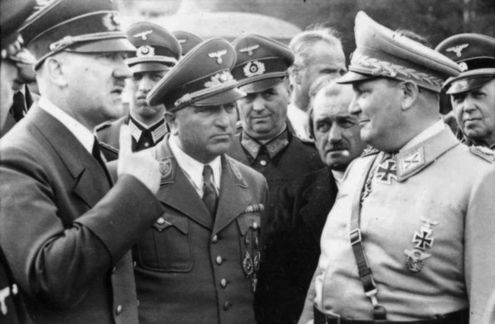 Wolfschanze, Hitler, Ley, Porsche a Göring, FOTO: <a href="https://commons.wikimedia.org/wiki/File:Bundesarchiv_Bild_101III-Reprich-012-08,_Wolfschanze,_Hitler,_Ley,_Porsche_und_G%C3%B6ring.jpg">Bundesarchiv, Bild 101III-Reprich-012-08 / Reprich / CC-BY-SA 3.0</a>, <a href="https://creativecommons.org/licenses/by-sa/3.0/de/deed.en">CC BY-SA 3.0 DE</a>, via Wikimedia Commons