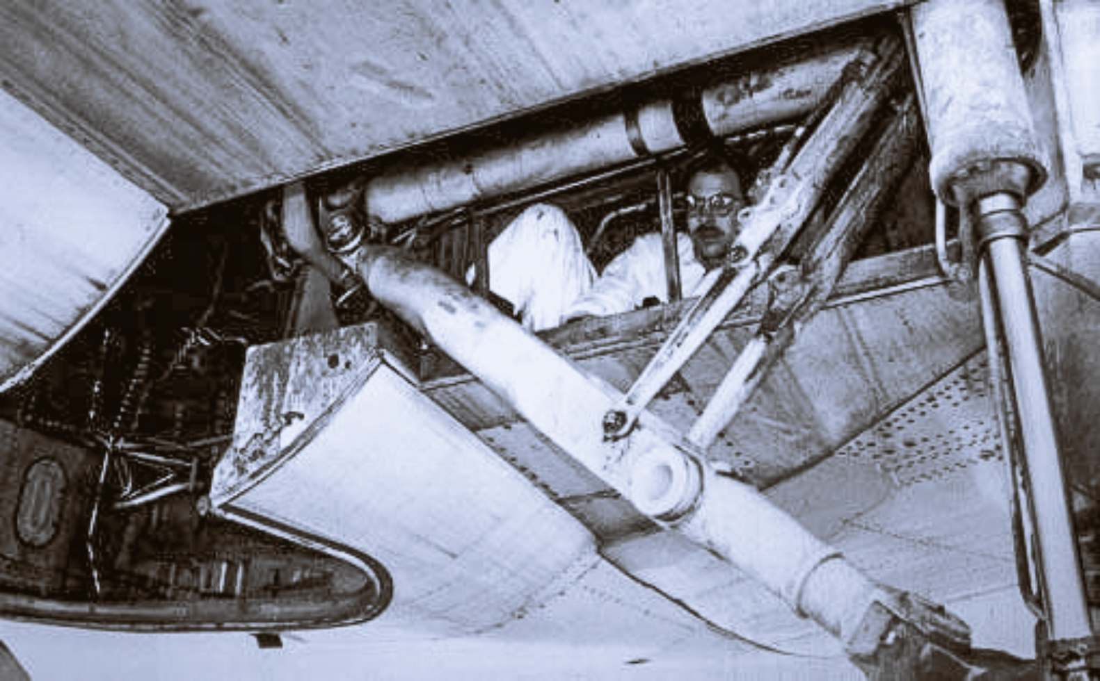 Rekonstrukce pobytu černého pasažéra v podvozkové šachtě letounu DC-8 provedená výzkumníkem z CAMI, FOTO: <a href="https://commons.wikimedia.org/wiki/File:DC-8_Wheel-Well_Stowaway_Space_Re-enactment_by_CAMI_Researcher.jpg">en:Federal Aviation Administration en:Civil Aerospace Medical Institute</a>, Public domain, via Wikimedia Commons