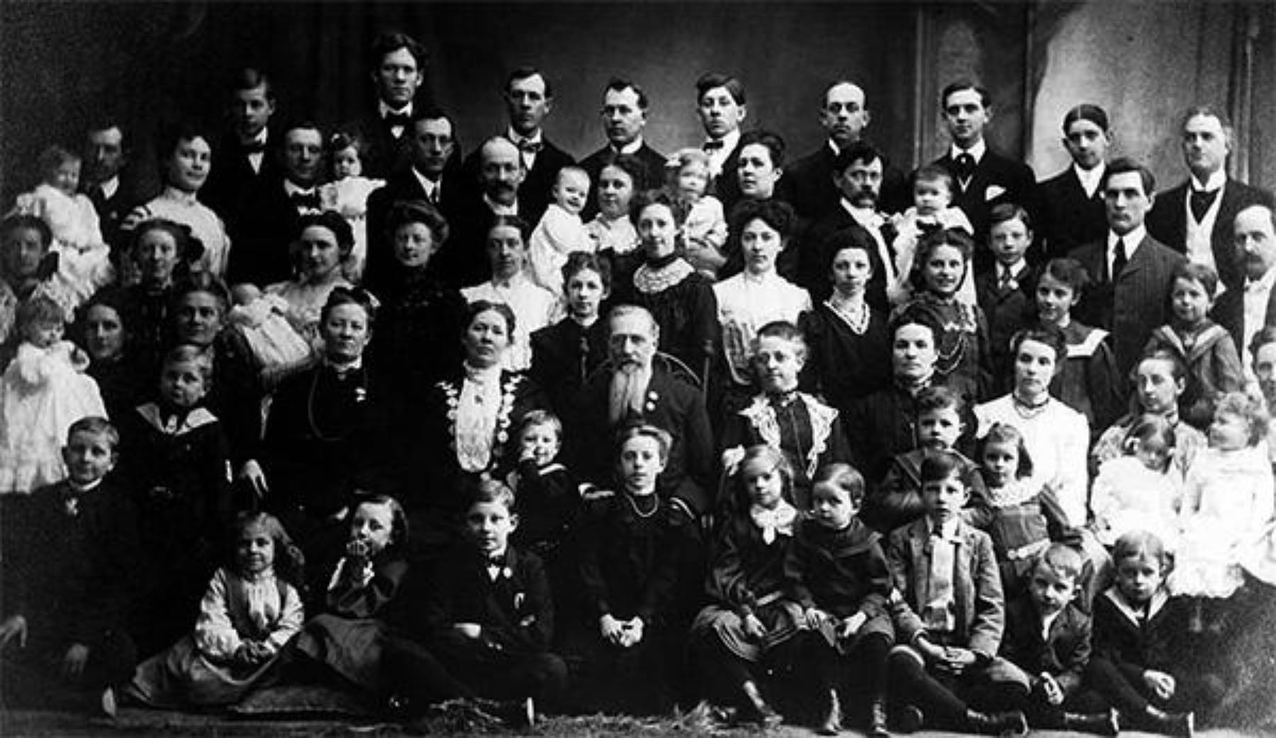 Fyodor a Valentina se svými dětmi, FOTO: <a href="https://commons.wikimedia.org/wiki/File:Joseph_Fielding_Smith%27s_family_(1838-1918).jpg">https://fantasticfacts.net/it/18695/</a>, Public domain, via Wikimedia Commons
