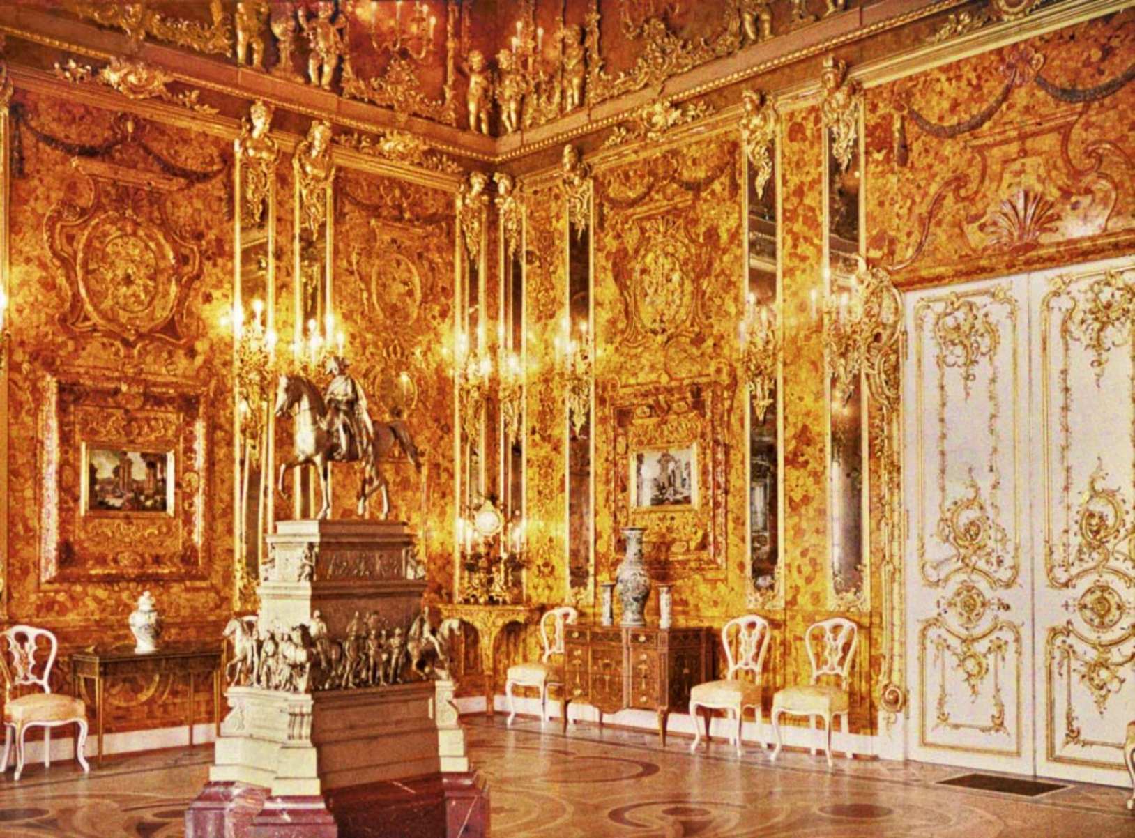 Jantarová komnata, FOTO: <a href="https://commons.wikimedia.org/wiki/File:Andrey_Zeest_-_Amber_Room_2_(autochrome).jpg">Андрей Андреевич Зеест</a>, Public domain, via Wikimedia Commons