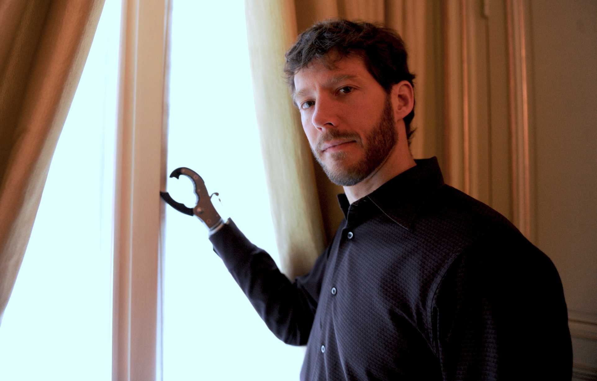 Aron Ralston na snímku z roku 2011, FOTO: <a href="https://commons.wikimedia.org/wiki/File:Aron_Ralston_2011.jpg">Nicolas Richoffer</a>, <a href="https://creativecommons.org/licenses/by-sa/4.0">CC BY-SA 4.0</a>, via Wikimedia Commons
