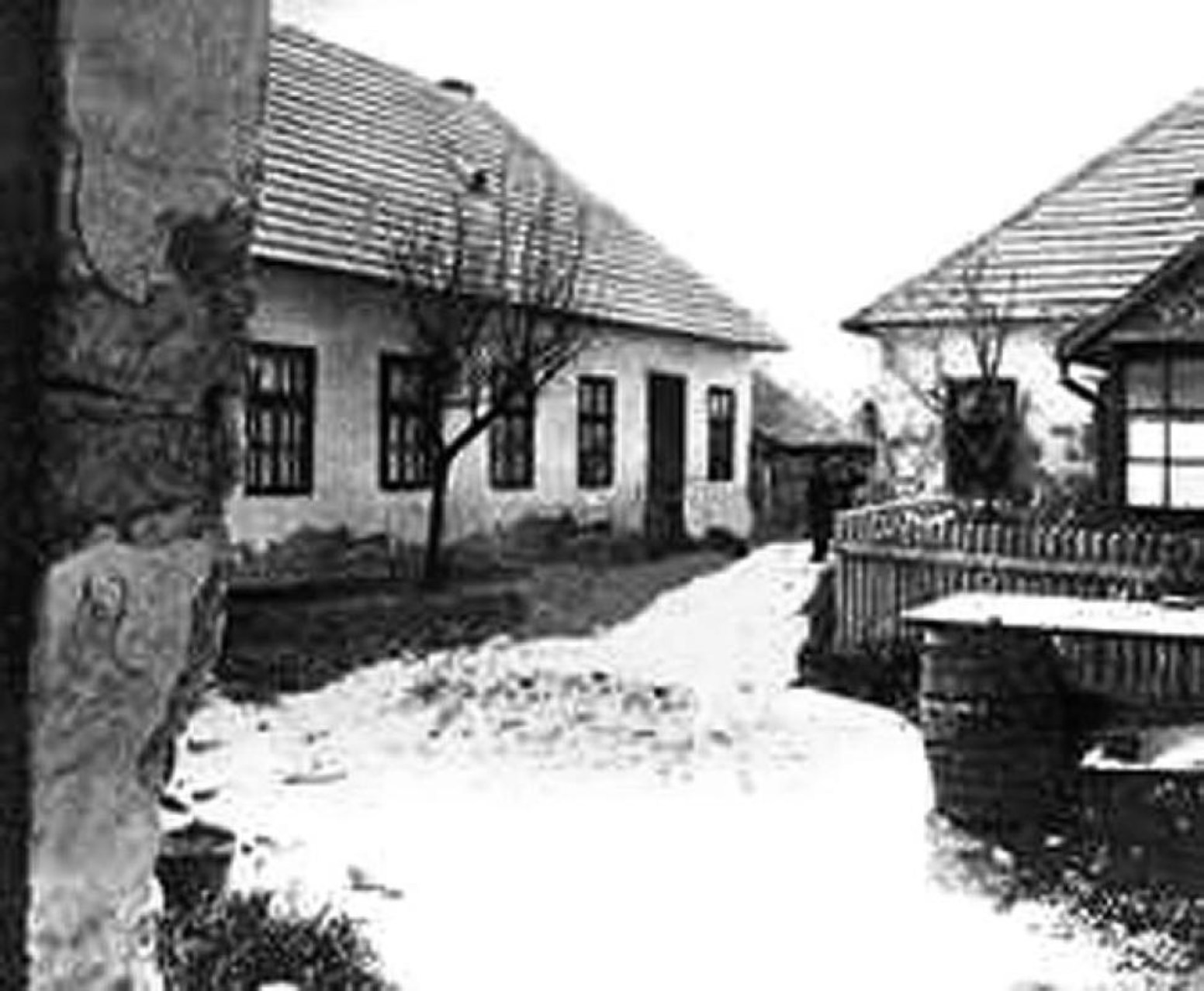 Béla Kiss žil v domě vlevo, FOTO: <a href="https://commons.wikimedia.org/wiki/File:Bela_Kiss%27_home_(left).jpg">See page for author</a>, Public domain, via Wikimedia Commons