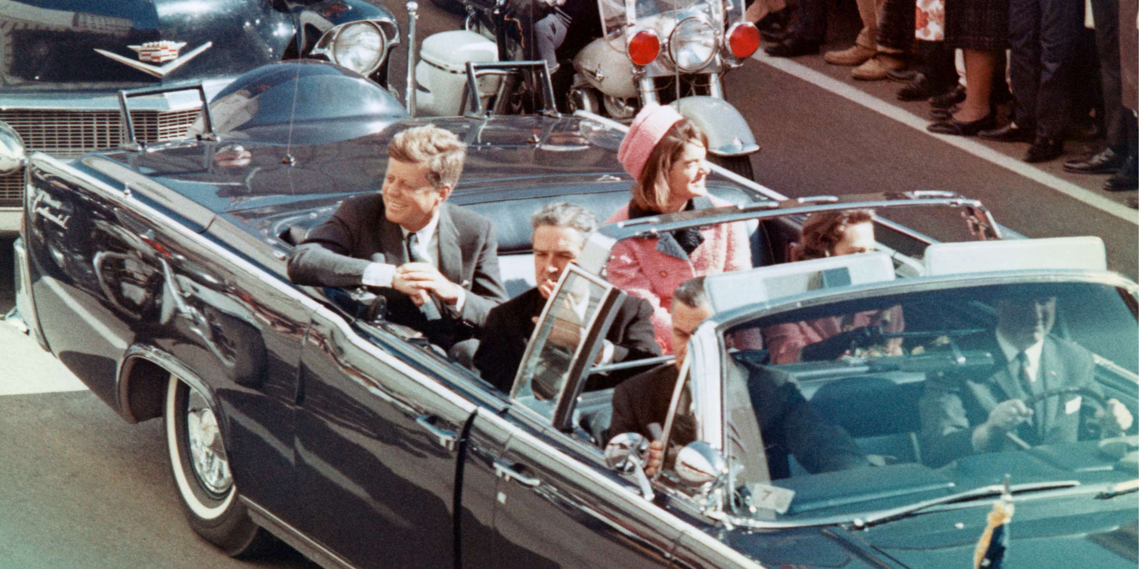 JFK v Dallasu, FOTO: <a href="https://commons.wikimedia.org/wiki/File:JFK_in_the_Dallas_motorcade_(cropped).jpg">Walt Cisco, Dallas Morning News</a>, Public domain, via Wikimedia Commons