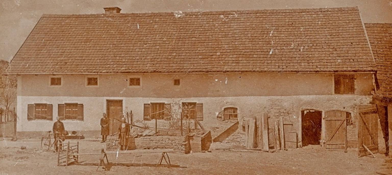 Hinterkaifeck, FOTO: <a href="https://commons.wikimedia.org/wiki/File:Photo_-_Hinterkaifeck.jpg">See page for author</a>, Public domain, via Wikimedia Commons