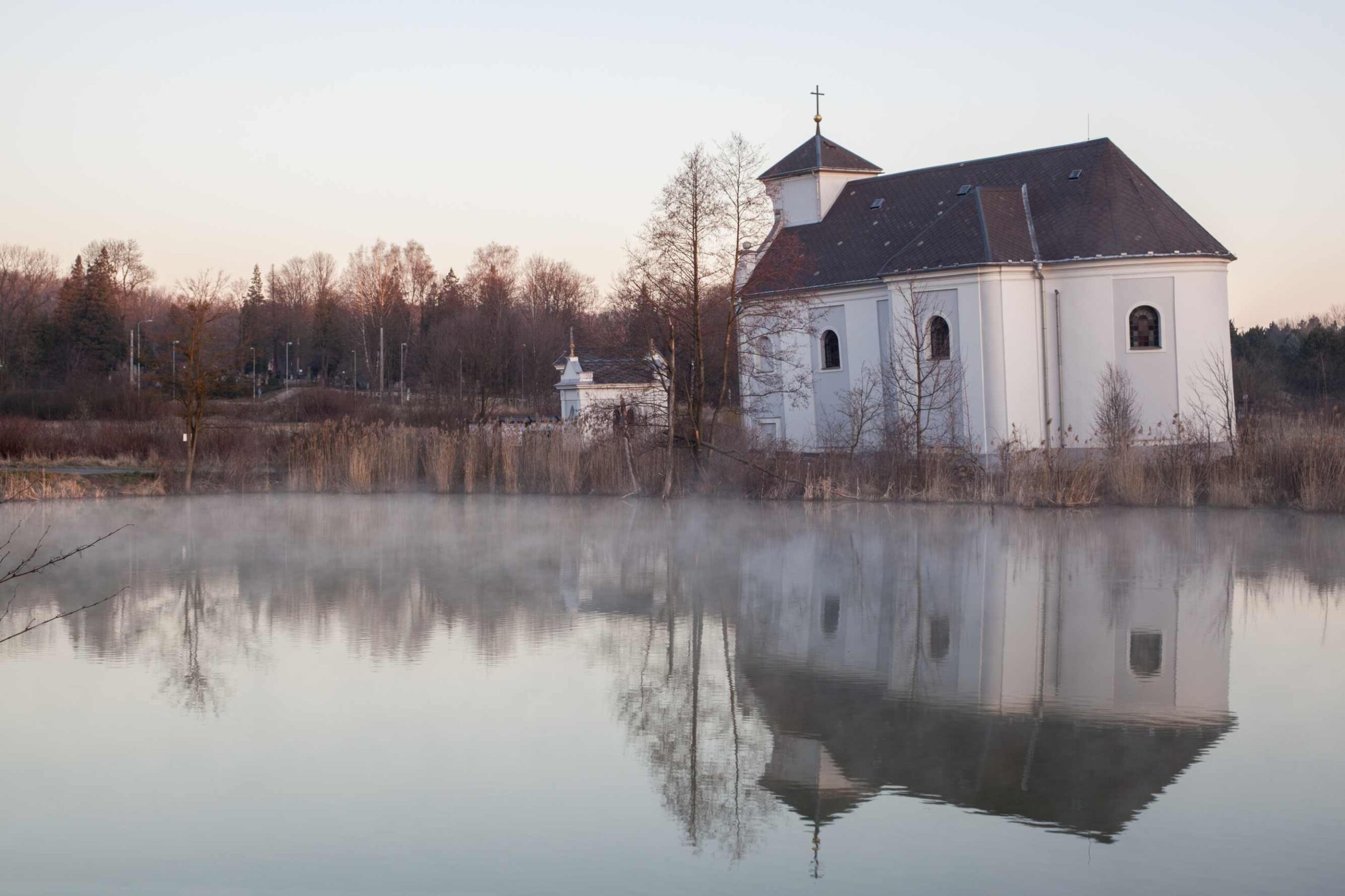 Kostel sv. Petra z Alkantary, FOTO: <a href="https://commons.wikimedia.org/wiki/File:Saint_Peter_of_Alcantara_Church_in_Karvin%C3%A1-Doly_2020_01.jpg">Tadeáš Bednarz</a>, <a href="https://creativecommons.org/licenses/by-sa/4.0">CC BY-SA 4.0</a>, via Wikimedia Commons
