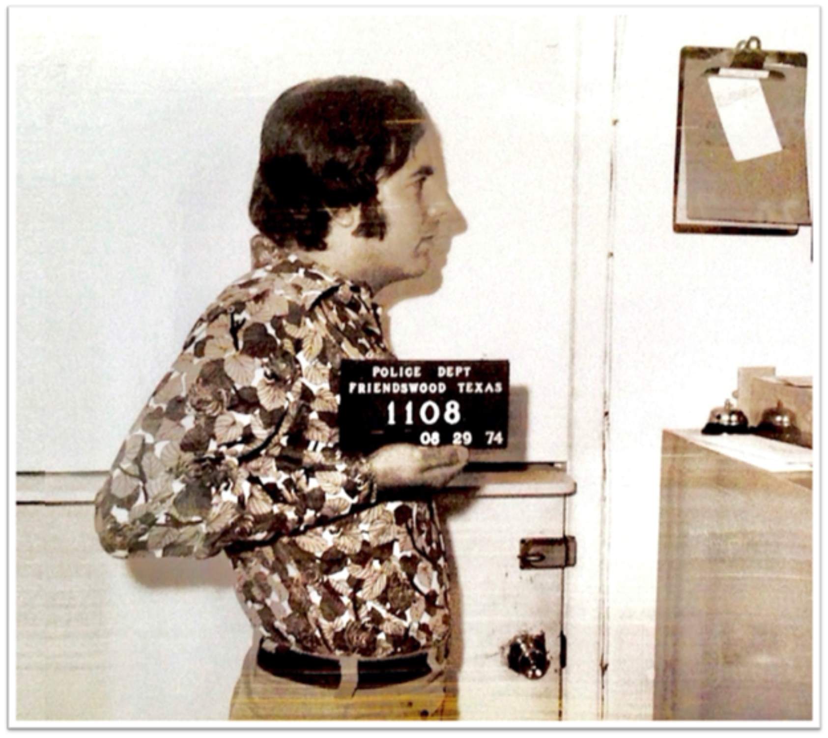 Abagnale po svém zatčení za krádež v dětském táboře ve Friendswoodu v Texasu, FOTO: <a href="https://commons.wikimedia.org/wiki/File:Abagnale-friendswood-april-26-2021-louisiana-voice.png">Friendswood Police Department</a>, Public domain, via Wikimedia Commons